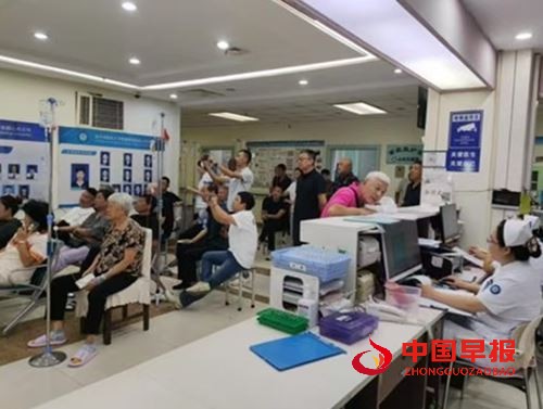 哈尔滨医科大学附属医院医患人员集体收看大阅兵盛况(图2)